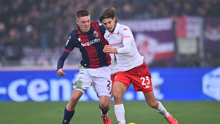 BOLOGNA, ITALY - DECEMBER 15: Emil Holm of Bologna competes for the ball with Andrea Colpani of Fiorentina during the Serie A match between Bologna and Fiorentina at Stadio Renato Dall'Ara on December 15, 2024 in Bologna, Italy. (Photo by Alessandro Sabattini/Getty Images) Colpani