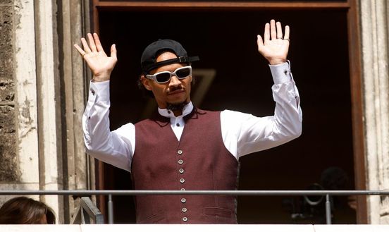 Sané litiga con un tifoso del Bayern Monaco all’Oktoberfest: “Provocato e insultato a lungo” Sané litiga con un tifoso del Bayern Monaco all’Oktoberfest: “Provocato e insultato a lungo” - immagine 1