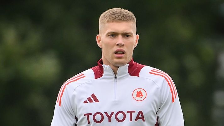 BURTON UPON TRENT, ENGLAND - AUGUST 07: AS Roma player Artem Dovbyk during a training session at St George's Park on August 07, 2024 in Burton upon Trent, England. (Photo by Fabio Rossi/AS Roma via Getty Images) Dovbyk: “Perché la Roma e non l’Atletico. Non sono il nuovo Lukaku, De Rossi e gli obiettivi…” - immagine 1