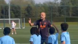 Manchester City, Guardiola e Haaland scherzano coi piccoli dell’Academy