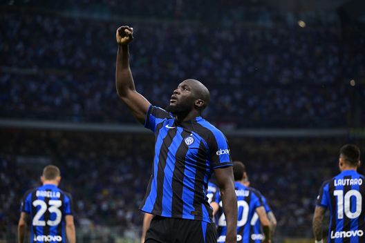 Getty Images Roma, Zapata preme per abbracciare Mourinho. Suggestione Lukaku- immagine 2