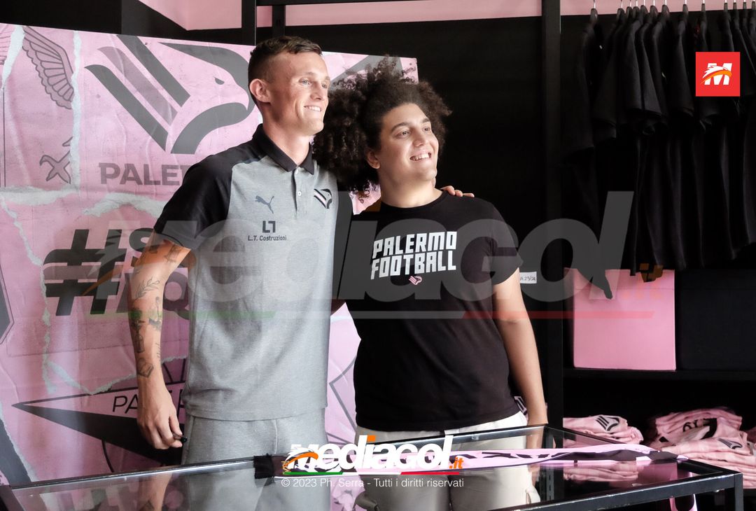 FOTO PALERMO: Liam Henderson incontra i tifosi allo Store Ufficiale (GALLERY) - immagine 23