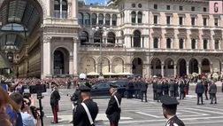 VIDEO Funerali Berlusconi, “C’è solo un presidente”: cori all’arrivo del feretro al Duomo