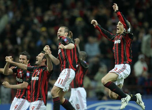 Milan, ITALY: AC Milan's Massimo Ambrosini (R) Alberto Gilardino, Giuseppe Favalli and Massimo Oddo (L) jubilate at the end of their Champion's League second leg semifinal football match against Manchester United at Milan's San Siro Stadium, 02 May 2007. AC Milan won the match 3-0 qualifying for the final in Athens against Liverpool 23 May. AFP PHOTO / FILIPPO MONTEFORTE (Photo credit should read FILIPPO MONTEFORTE/AFP via Getty Images) Milan contro Manchester United: Diavoli contro Red Devils e una parata di stelle- immagine 3