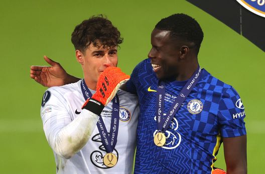 Kepa Arrizabalaga e Kurt Zouma dopo la vittoria della Supercoppa Uefa (Photo by Catherine Ivill/Getty Images) Kepa all’Arsenal, i dettagli dell’operazione e il messaggio d’addio al Chelsea- immagine 2