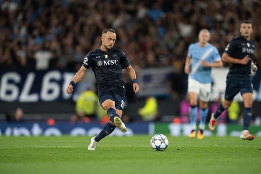 Lobotka non male nei 90′, ma poi l’errore fatale: i voti dei quotidiani per il prof- immagine 6