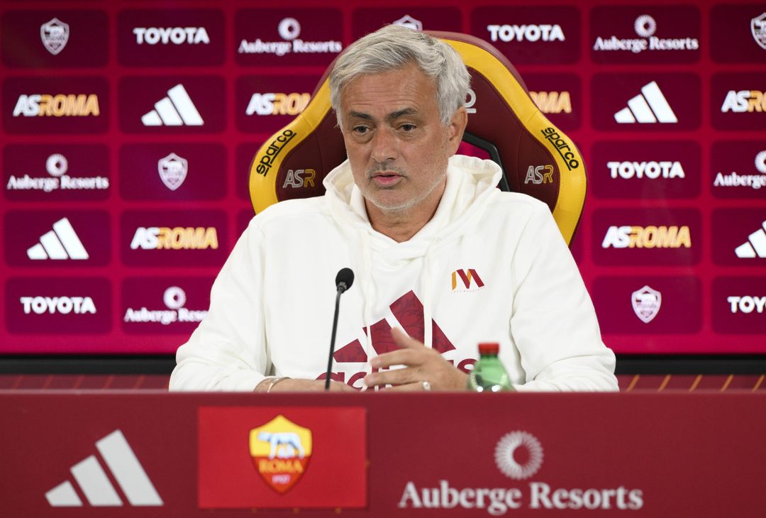 Roma, la conferenza stampa di Mourinho alla viglia del Napoli – FOTO GALLERY - immagine 10