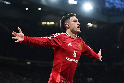 Manuel Ugarte celebra la sua rete contro il Lione. (Photo by Shaun Botterill/Getty Images) Manchester United, Ugarte sbeffeggia Leon sui social per il suo assist fortunoso- immagine 2