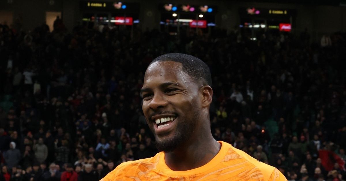 Milan Roma, il club rossonero celebra la parata di Maignan su Dybala: il post social