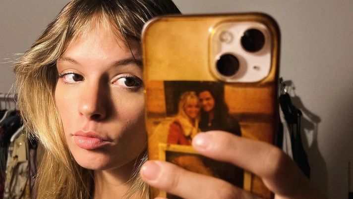 Hanno ucciso l’uomo ragno: chi è Silvia, la ragazza che Max Pezzali ama nella serie tv degli 883  Hanno ucciso l’uomo ragno: chi è Silvia, la ragazza che Max Pezzali ama nella serie tv degli 883 - immagine 1