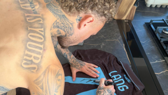 Noa Lang cuore d’oro: sorrisi e regali ad una tifosa partenopea! – FOTO Noa Lang cuore d’oro: sorrisi e regali ad una tifosa partenopea! – FOTO - immagine 1