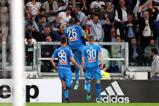 Kalidou Koulibaly esulta sotto il settore ospiti dell'Allianz Stadium dopo aver siglato il gol del definitivo 0-1 per il Napoli in casa della Juventus (Serie A, 22 aprile 2018)