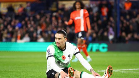 LUTON, ENGLAND - NOVEMBER 05: Darwin Nunez of Liverpool reacts after a missed chance during the Premier League match between Luton Town and Liverpool FC at Kenilworth Road on November 05, 2023 in Luton, England. (Photo by Clive Rose/Getty Images)