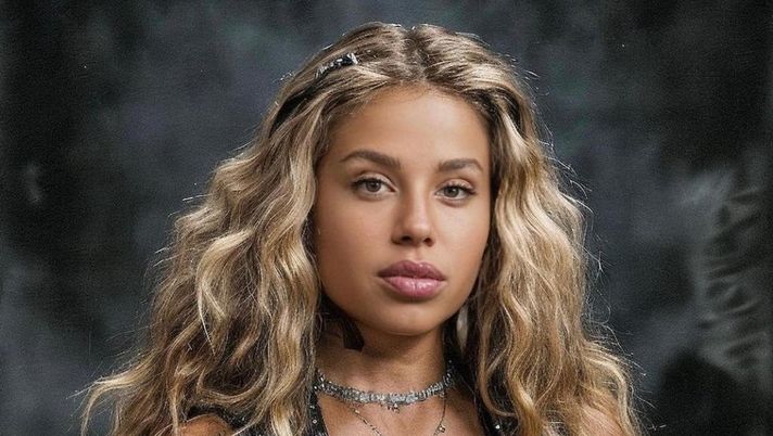 “Ti metto a farmi da lampada in giardino se voglio”: lady Hernandez risponde all’hater - immagine 1