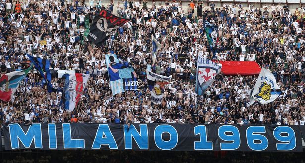 I tifosi dell'FC Internazionale mostrano il loro sostegno durante la partita di Serie A TIM contro la Lazio allo Stadio Giuseppe Meazza del 19 maggio 2024. (Foto di Marco Luzzani/Getty Images) Inter Lazio gemellaggio
