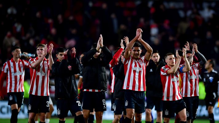LA PLATA, ARGENTINA - AUGUST 20: Players of Estudiantes celebrate at the end of the Copa CONMEBOL Libertadores 2025 round of 16 second leg match between Estudiantes and Cerro Porteño at Jorge Luis Hirschi Stadium on August 20, 2025 in La Plata, Argentina. (Photo by Marcelo Endelli/Getty Images) Estudiantes-Defensa y Justicia: dove vedere la partita in diretta TV e streaming - immagine 1
