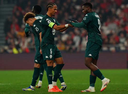 George Ilenikhena, attaccante del Monaco, esulta con i compagni dopo il gol segnato nel corso del match di UEFA Champions League contro il Benfica (Foto di Gualter Fatia/ Getty Images) Monaco favorito contro il Nizza, ma occhio alle sorprese: il pronostico del derby- immagine 2