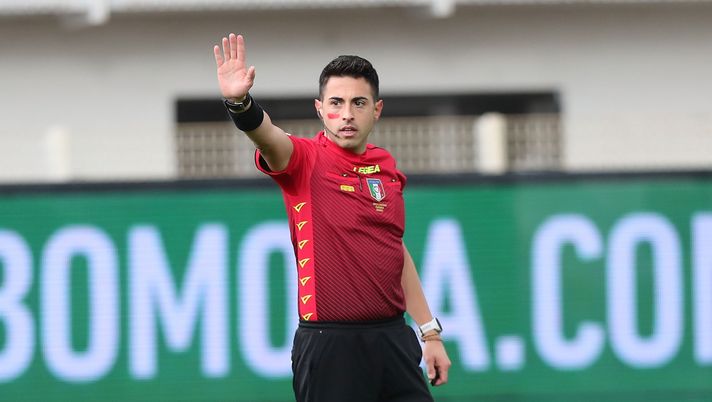 LA SPEZIA, ITALY - NOVEMBER 28: Luca Massimi referee gestures during the Serie A match between Spezia Calcio and Bologna FC at Stadio Alberto Picco on November 28, 2021 in La Spezia, Italy. (Photo by Gabriele Maltinti/Getty Images) Torino, con Massimi un pareggio e una vittoria per i granata - immagine 1