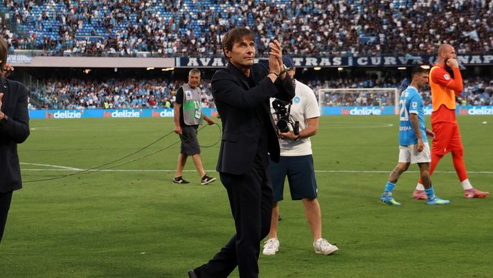 NAPLES, ITALY - MAY 24: Antonio Conte SSC Napoli head coach greets his supporters after the Serie A match between SSC Napoli and Udinese Calcio at Stadio Diego Armando Maradona on May 24, 2026 in Naples, Italy. (Photo by Francesco Pecoraro/Getty Images) conte napoli