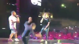 Video – Morandi “vola” giù dal palco durante lo show!
