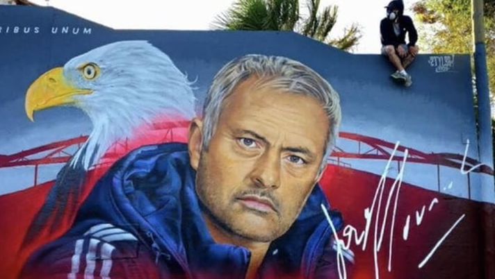 Benfica, l’omaggio dei tifosi per il ritorno di Mourinho: enorme murale a Lisbona - immagine 1