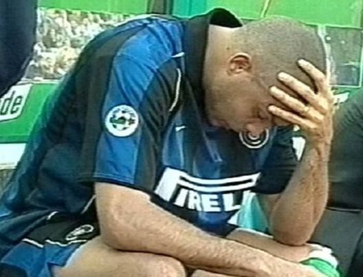 5 maggio 2002, la delusione di Ronaldo (Inter) per lo scudetto perso contro la Juventus (Foto di Getty Images) 5 maggio 2002