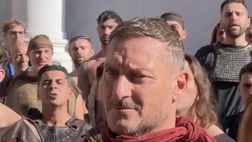 VIDEO – Totti al Lucca Comics diventa ‘Il Gladiatore’. E la folla lo acclama