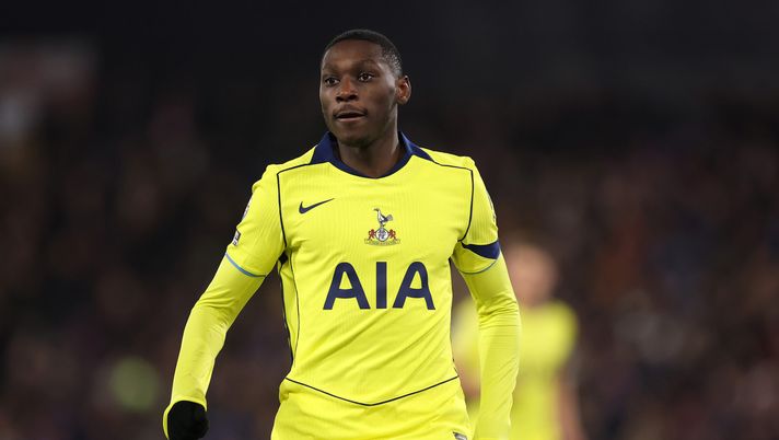 Paura per Kolo Muani. Incidente con la sua Ferrari mentre si recava in aeroporto: la ricostruzione - immagine 1