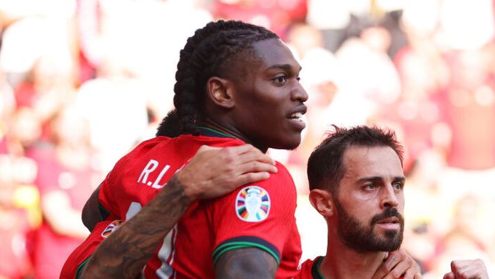 DORTMUND, GERMANY - JUNE 22: Bernardo Silva of Portugal celebrates with teammate Rafael Leao after scoring his team's first goal during the UEFA EURO 2024 group stage match between Turkiye and Portugal at Football Stadium Dortmund on June 22, 2024 in Dortmund, Germany. (Photo by Dean Mouhtaropoulos/Getty Images) Leao, altro giallo per simulazione contro la Turchia: scatta la squalifica alla prossima - immagine 1