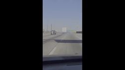 Video – Pazzesco: il camion trascina l’auto così. E c’è una persona a bordo