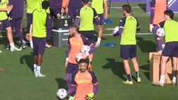 VIDEO VN – I calciatori viola lanciano palloni ai tifosi al termine dell’allenamento