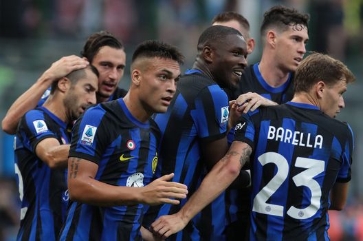 MILAN, ITALY - SEPTEMBER 03: Marcus Thuram of FC Internazionale celebrates with teammate Lautaro Martinez and Nicolo Barella after scoring the team's first goal during the Serie A TIM match between FC Internazionale and ACF Fiorentina at Stadio Giuseppe Meazza on September 03, 2023 in Milan, Italy. (Photo by Emilio Andreoli - Inter/Inter via Getty Images) Inter, Calhanoglu domina il centrocampo: è lui l’uomo in più per Inzaghi- immagine 2