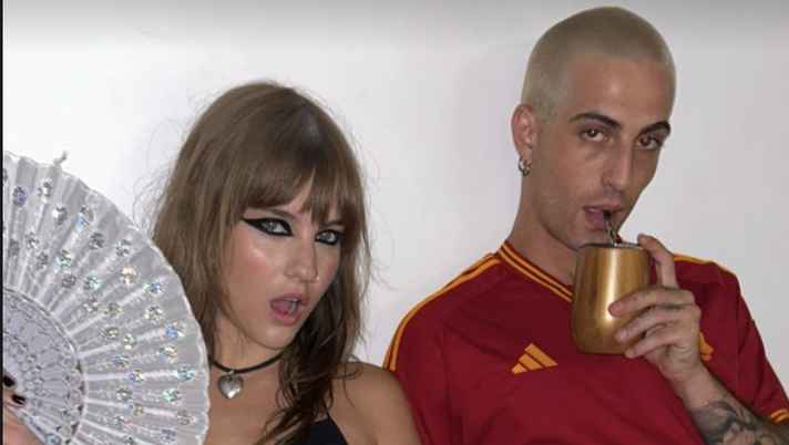 Maneskin, Damiano si prepara al concerto dell’Olimpico con la maglia della Roma Maneskin, Damiano si prepara al concerto dell’Olimpico con la maglia della Roma - immagine 1