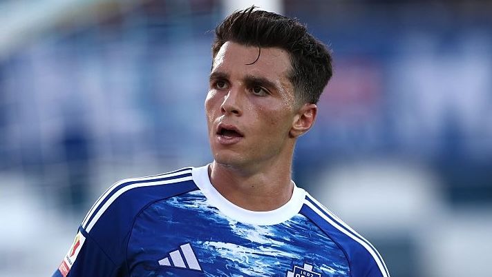 COMO, ITALY - AUGUST 16: Anastasios Douvikas of Como 1907 looks on during the Coppa Italia match between Como 1907 and FC Sudtirol at Stadio G. Sinigaglia on August 16, 2025 in Como, Italy. (Photo by Marco Luzzani/Getty Images) Douvikas: “Sono a Como per segnare, spero di continuare così! Nico Paz da top club, lui è…” - immagine 1