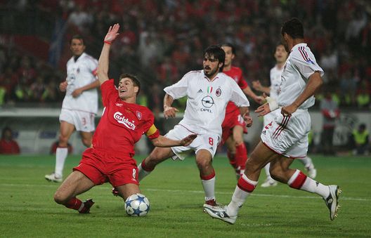 ISTANBUL, TURKEY - MAY 25: Liverpool captain Steven Gerrard is tackled during the European Champions League final between Liverpool and AC Milan on May 25, 2005 at the Ataturk Olympic Stadium in Istanbul, Turkey. (Photo by Mike Hewitt/Getty Images) Milan e Liverpool: dopo Istanbul c’è sempre Atene- immagine 16