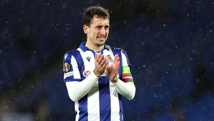 SAN SEBASTIAN, SPAIN - JANUARY 30: Mikel Oyarzabal of Real Sociedad applauds the fans following 2-0 victory after the UEFA Europa League 2024/25 League Phase MD8 match between Real Sociedad de Futbol and PAOK FC at Reale Arena on January 30, 2025 in San Sebastian, Spain. (Photo by Ion Alcoba Beitia/Getty Images) Real Sociedad Real Madrid