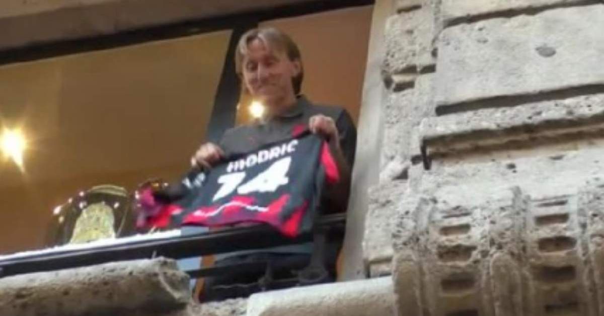 Milan, Modric dal balcone: i tifosi lo idolatrano | VIDEO Milan, Modric dal balcone: i tifosi lo idolatrano | VIDEO