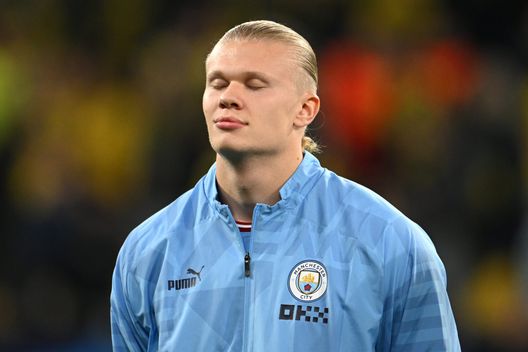 DORTMUND, GERMANY - OCTOBER 25: Erling Haaland of Manchester City looks on prior to the UEFA Champions League group G match between Borussia Dortmund and Manchester City at Signal Iduna Park on October 25, 2022 in Dortmund, Germany. (Photo by Matthias Hangst/Getty Images) Novità Haaland, aggiunge cognome della madre su maglia Norvegia: ecco perché- immagine 2