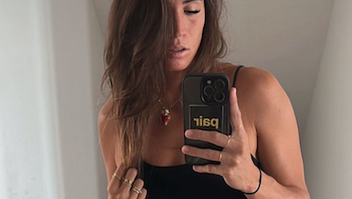 Carolina, selfie super sensuale. Scatto sexy allo specchio per lady Cassano: look da urlo - immagine 1