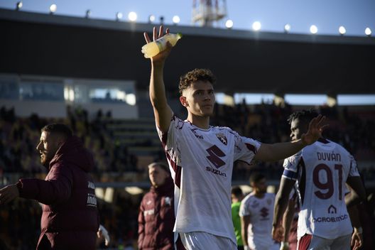LECCE, ITALY - NOVEMBER 30: Kristjan Asllani of Torino FC reacts after the match defeat 2-1 against US Lecce during the Serie A match between US Lecce and Torino FC at Stadio Via del Mare on November 30, 2025 in Lecce, Italy. (Photo by Stefano Guidi - Torino FC/Torino FC 1906 via Getty Images)