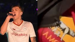 Blanco, annuncio speciale del concerto: “Daje Roma”, poi mostra la maglia giallorossa