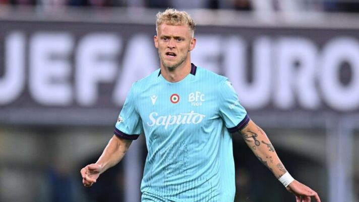 BOLOGNA, ITALY - OCTOBER 02: Jens Odgaard of Bologna FC during the UEFA Europa League 2025/26 League Phase MD2 match between Bologna FC 1909 and SC Freiburg at Stadio Renato Dall'Ara on October 02, 2025 in Bologna, Italy. (Photo by Alessandro Sabattini/Getty Images) Odgaard: “Ecco il ruolo che preferisco, è un’intuizione di Italiano! Vi spiego la mia esultanza” - immagine 1