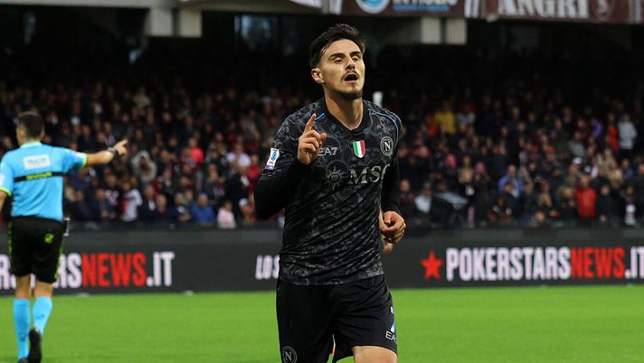 SALERNO, ITALY - NOVEMBER 04: Eljif Elmas of SSC Napoli celebrates after scoring his side second goal during the Serie A TIM match between US Salernitana and SSC Napoli at Stadio Arechi on November 04, 2023 in Salerno, Italy. (Photo by Francesco Pecoraro/Getty Images) Elmas, l’entourage è già a Napoli: il suo ritorno è stata una richiesta di Conte – Mattino - immagine 1