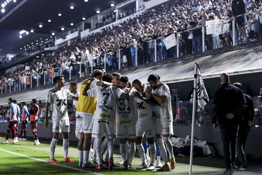 SANTOS, BRASILE - 16 LUGLIO: Neymar del Santos festeggia con i compagni di squadra dopo aver segnato il primo gol della squadra durante la partita Brasileirao 2025 tra Santos e Flamengo allo stadio Urbano Caldeira (Vila Belmiro) il 16 luglio 2025 a Santos, Brasile. (Foto di Ricardo Moreira/Getty Images) Neymar torna al gol, il Santos batte il Flamengo e sogna la rimonta- immagine 2