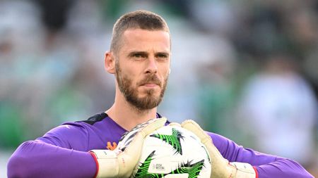 SEVILLE, SPAIN - MAY 01: David De Gea of Fiorentina warms up prior to the UEFA Conference League 2024/25 Semi Final First Leg match between Real Betis Balompie and ACF Fiorentina at Estadio Benito Villamarin on May 01, 2025 in Seville, Spain. (Photo by Denis Doyle/Getty Images)