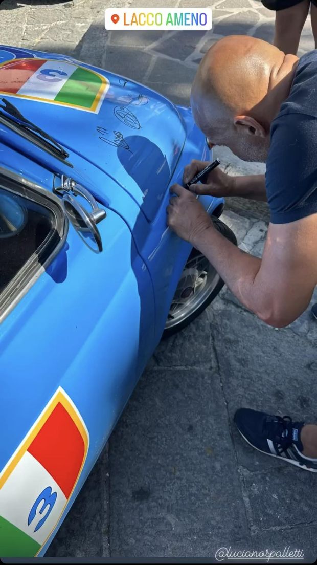 FOTO Spalletti, anche a Ischia con Napoli nel cuore: la firma sulla speciale 500- immagine 2