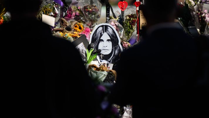 BIRMINGHAM, ENGLAND - JULY 30: A depiction of Ozzy Osbourne is seen among flowers and messages before Ozzy Osbourne's cortege makes it way through the streets of Birmingham on July 30, 2025 in Birmingham, England. The Black Sabbath frontman passed away on July 22nd at the age of 76. His death occurred just a little over two weeks after his final live performance at the 'Back to the Beginning' concert in his hometown of Birmingham. (Photo by Leon Neal/Getty Images) Ozzy Osbourne, la stampa britannica riporta le ragioni della sua morte - immagine 1