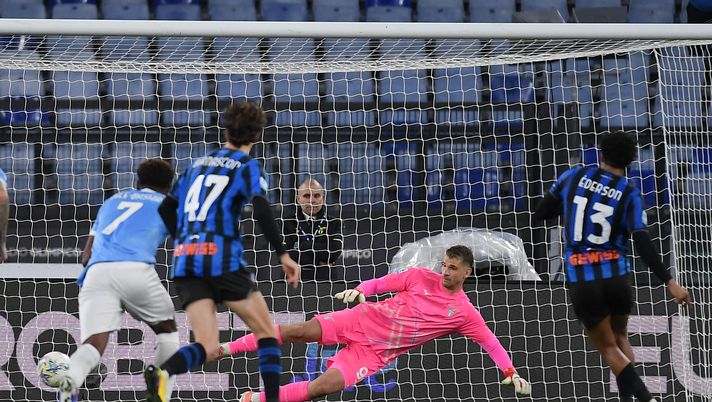 ROME, ITALY - FEBRUARY 14: Ederson of Atalanta BG scores a opening goal a penalty during the Serie A match between SS Lazio and Atalanta BC at Stadio Olimpico on February 14, 2026 in Rome, Italy. (Photo by Marco Rosi - SS Lazio/Getty Images) Lazio-Atalanta, equilibrio nei precedenti. Ma l’Olimpico sorride ai biancocelesti - immagine 1