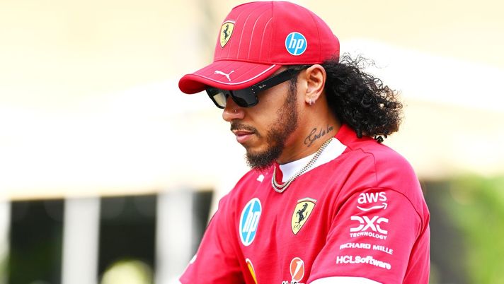 Getty Images Formula 1, Hamilton sorprende e cambia look: ecco come si è presentato in Bahrain - immagine 1