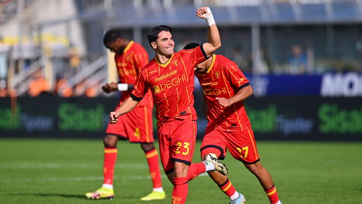 PARMA, ITALY - OCTOBER 04: Riccardo Sottil of Lecce celebrates scoring his team's first goal during the Serie A match between Parma Calcio 1913 and US Lecce at Stadio Ennio Tardini on October 04, 2025 in Parma, Italy. (Photo by Alessandro Sabattini/Getty Images) Lecce-Pisa, Serie A